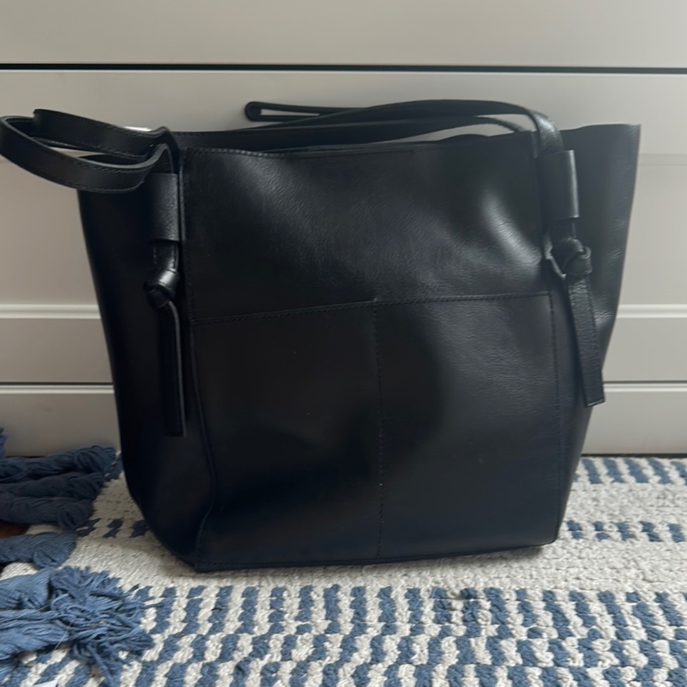 Sleek Black Tote Bag with Spacious Design